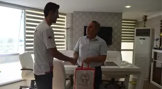 Erzurum Gençlik Hizmetleri ve Spor İl Müdürü Taşkesenligil, Şampiyonları Ödüllendirdi