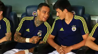 Fenerbahçeli Taraftarlar, Affedilen van der Wiel'i Yuhaladı