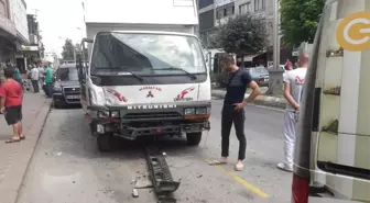 Kamyonet Park Halindeki 2 Araca Çarptı