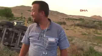Nevşehir Tır Tarlaya Devrildi