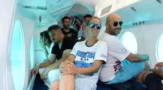 Niran Ünsal Denizaltıda Şarkı Söyleyip, Dalgıçlarla Özçekim Yaptı
