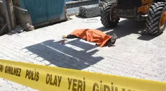 Kütahya'da İş Makinesinin Çarptığı İşçi Öldü