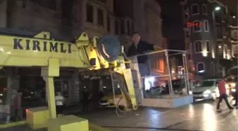 Beyoğlu'nda Zabıta'nın Gece Yarısı Led Işıklı Tabela Operasyonu
