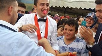 Düğünde Damada Emzik, Ayva ve Merdane Hediye Ettiler