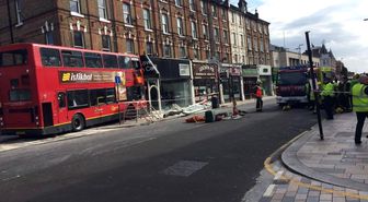 Londra'da Yolcu Otobüsü Mağazaya Girdi