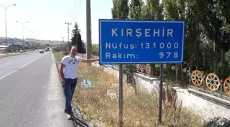 Kırşehirli Gurbetçi Memleketinin Tabelası Önünde Şükür Duası Yaptı