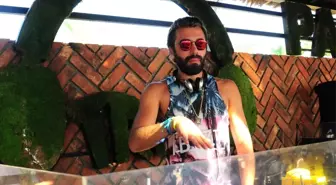 Ünlü Stilist Dj Kabininden Ayrılamıyor