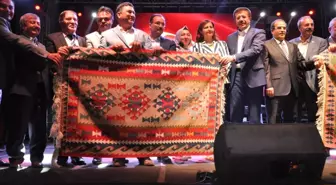 Bakan Zeybekci, Uşak'ta Kilim Festivaline Katıldı