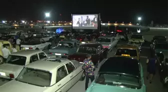 Klasik Araba İçinde Açık Hava Sinema Keyfi