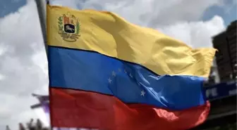 Venezuela'da Bazı Askerler Sınırı Geçip Yardım Talep Etti