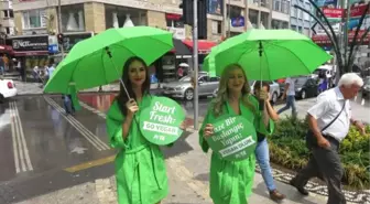 ABD'li 2 Kadından Kadıköy'de 'Marul Bikinili' Eylem
