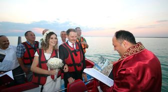 Göl Ortasında Jetboatta Evlendiler