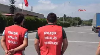 Düzce Düğün Salonundan Önce Grevdeki Arkadaşlarını Ziyaret Etti