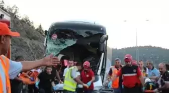 Yolcu Otobüsüyle Kamyon Çarpıştı: 1 Ölü, 21 Yaralı