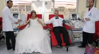 Düğün Öncesi Gelinlik ve Damatlıkla Kızılay'a Kan Bağışladılar