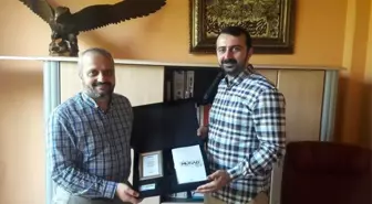 İşadamı Burak Günay'a Plaket