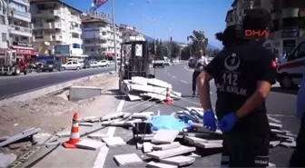 Antalya'da Maaşını Çekmeye Giden Emekli Kadın, Başına Düşen Parke Taşlarının Altında Can Verdi