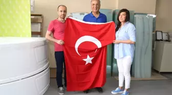 Başkan Tarhan, Esnafa Bayrak Dağıttı