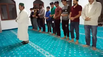 Cep Telefonu Işığıyla Namaz Kılan Cemaat Elektriğe Kavuştu