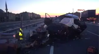 Edirne Refüje Çarpan Otomobilde Anne ve Kızı Öldü, Hız Kadranı 120 Kilometrede Takılı Kaldı