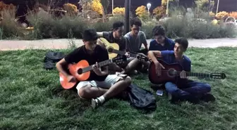 Gençlerden Gitar Dinletisi