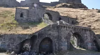 Kars'ta Tarih Yok Ediliyor, Yetkililer İse Sadece Bakıyor