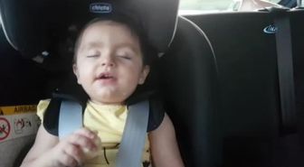 İnci Bebek Hem Uyuyor, Hem de Elma Yiyor