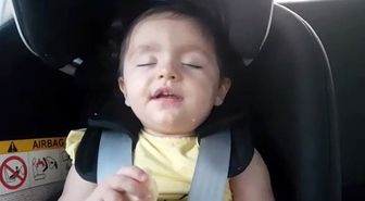 İnci Bebek Hem Uyuyor, Hem de Elma Yiyor