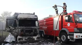 Seyir Halindeki Gıda Yüklü Kamyon Yandı