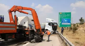 Tır Otomobili Biçti: 2 Ağır Yaralı