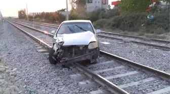 Tren Otomobile Çarptı... Sürücü Şans Eseri Kurtuldu