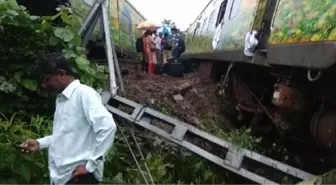 Hindistan'ın Thane Şehrinde Tren Raydan Çıktı