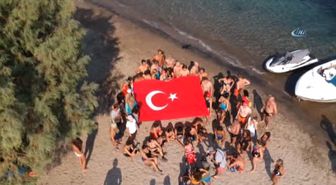 2 Kilometre Yüzerek Zafer Bayramını Kutladılar