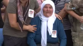 Şehit Kızının Feryadı Yürek Dağladı: 'Baba, Kalk Bırakma Beni'