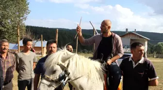 Yayla Evi Sahiplerine Atlı, Tüfekli Destek