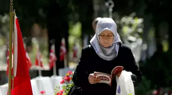 Şehitlikte Bayram Arifesi