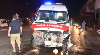 Ambulans, Otomobillerle Çarpıştı: 6 Yaralı