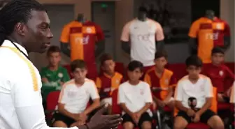 Galatasaray'ın Golcüsü Gomis, Galatasaray U12 Takımı Futbolcularıyla Buluştu