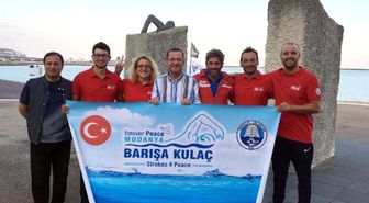 Barış' İçin Manş Denizi'ni Yüzerek Geçtiler