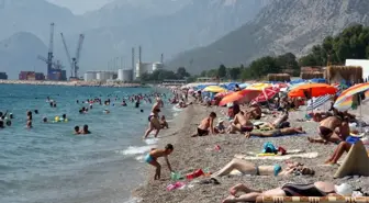 Antalya'da Sahillerde Bayramın Son Gün Yoğunluğu