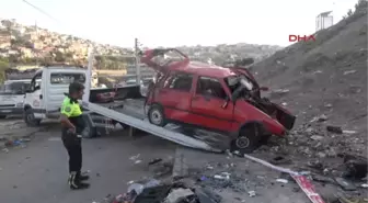 İzmir Hurdaya Dönen Otomobildeki 1 Kişi Öldü, 3 Kişi Yaralandı