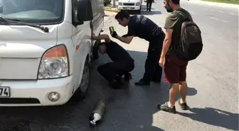 İtfaiyeden Kamyonetin Motoruna Sıkışan Kediyi Kurtarmak İçin Akıllı Yöntem