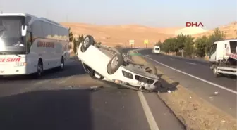 Şanlıurfa'da Kontrolden Çıkıp Takla Atan Otomobildeki 3 Kişi Yaralandı