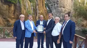 Darende Belediye Başkanı Eser'den Gürün Kaymakamına Plaket