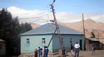 Köylülerin Devrilmek Üzere Olan Elektrik Direğini Ayakta Tutma Çabası