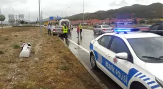 Tedes Yazısını Gören Sürücü Frene Basınca Otomobil, Aydınlatma Direğine Çarptı: 4 Yaralı