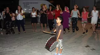 3 Yaşından Beri Düğünlerde Davul Çalıyor