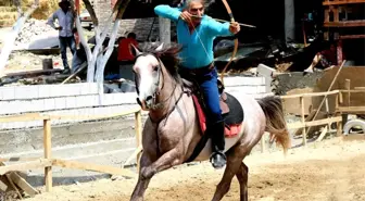 Renkli Kaymakam 'Atlı Okçuluk' ve 'Zihgir'Le Stres Atıyor