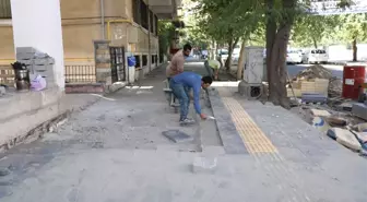Büyükşehir Kaldırımları Yenilemeye Devam Ediyor