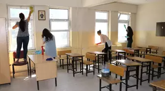 Köy Okulunda Öğretmenlerden Hummalı Temizlik Çalışması